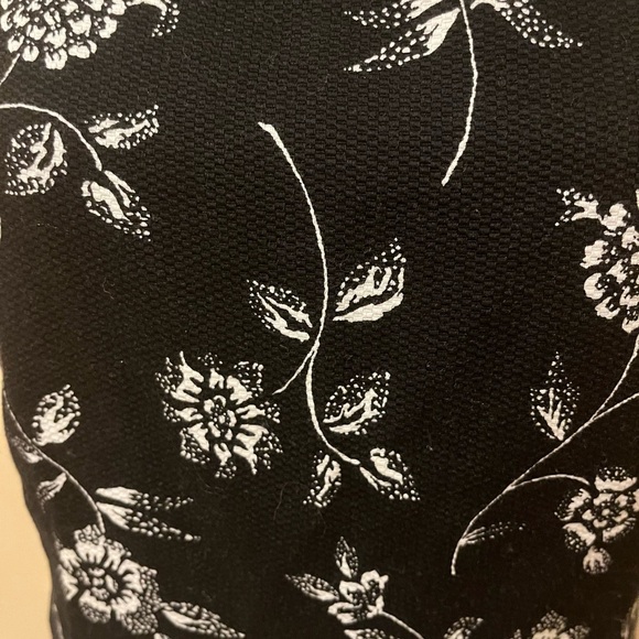Pendleton Sleeveless Blouse, Modern Floral Black & White, size 10 - Picture 4 of 5